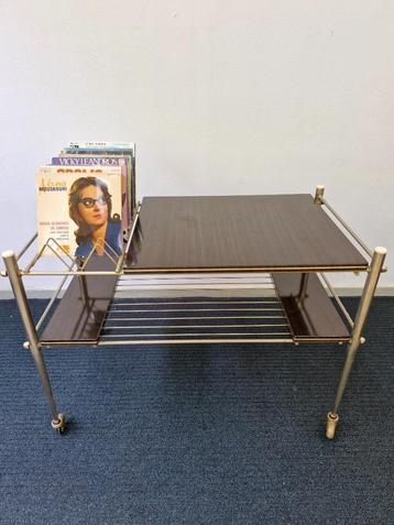 Vintage platenmeubel / audiomeubel op wieltjes beschikbaar voor biedingen