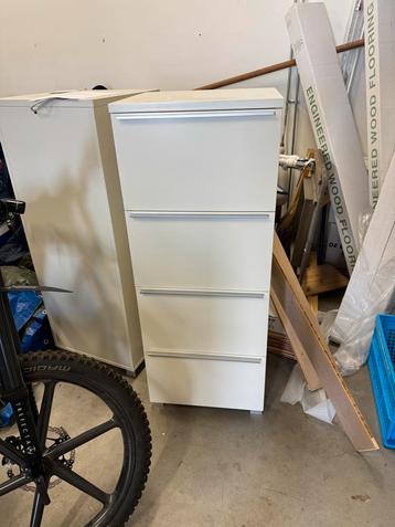 2 witte Ladekasten met 4 Laden èn 1 lagere witte ladenkast