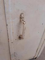 IJzer en deels geëmailleerd kastje, bijzetkastje., Ophalen