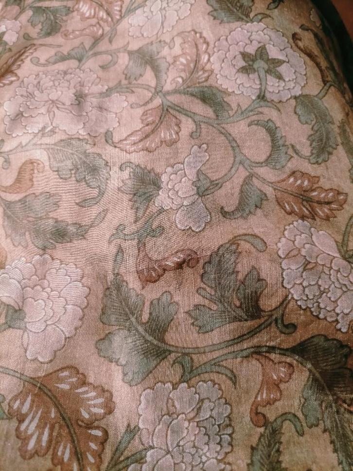 Heel fijne zijden sjaaltje in beige goud met witte bloemen, Kleding | Dames, Mutsen, Sjaals en Handschoenen, Gedragen, Sjaal, Maat 38/40 (M)