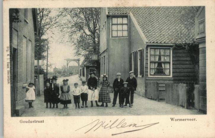 Wormerveer Goudastraat met volk st 1901 TOPKAART, Verzamelen, Ansichtkaarten | Nederland, Gelopen, Zuid-Holland, Voor 1920, Verzenden