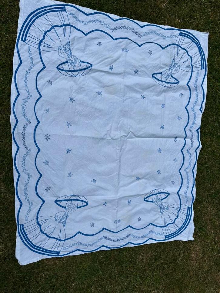 Geborduurd antiek tafelkleed, Antiek en Kunst, Antiek | Kleden en Textiel, Ophalen of Verzenden