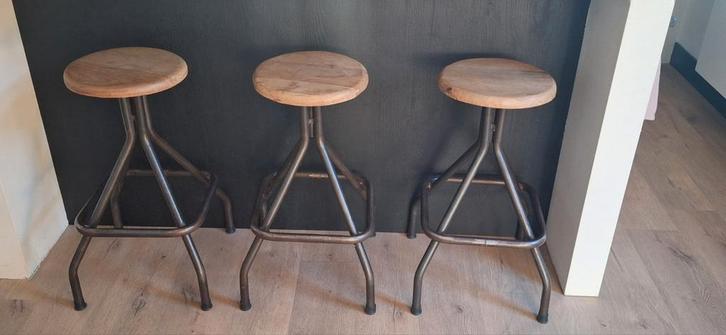 3 Industriële barkrukken - hoogte 67cm, Huis en Inrichting, Barkrukken, Gebruikt, 60 tot 90 cm, Hout, Metaal, 3 krukken, Met voetsteun