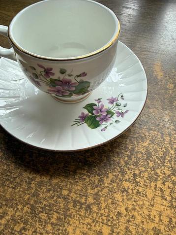 Kopje met schoteltje beschikbaar voor biedingen