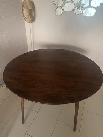 Eettafel en stoelen