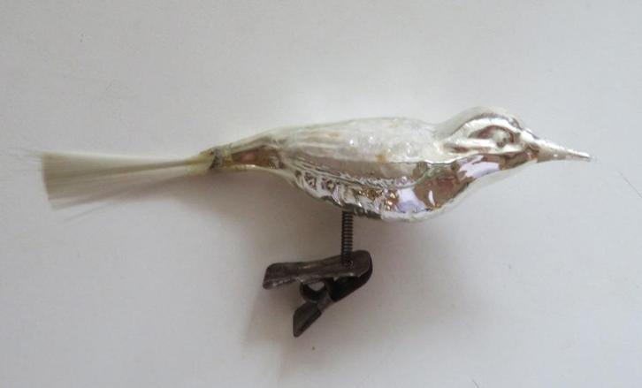 Oude Kerstbal: Vogel 23 op knijper: zilver met witte sneeuw, Diversen, Kerst, Ophalen of Verzenden