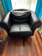 Zwarte rundlederen fauteuil, Huis en Inrichting, Fauteuils, Ophalen, Gebruikt, 100 tot 125 cm, Hout