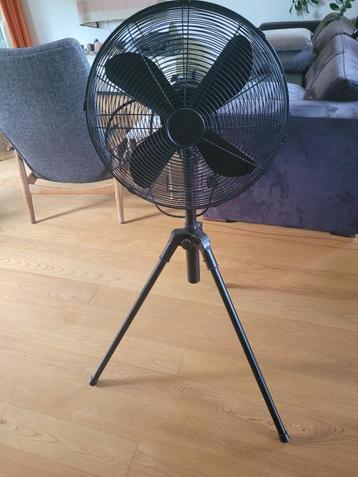 Statiefventilator van Blokker, zo goed als nieuw beschikbaar voor biedingen