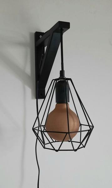 Wandlamp met metalen kap beschikbaar voor biedingen