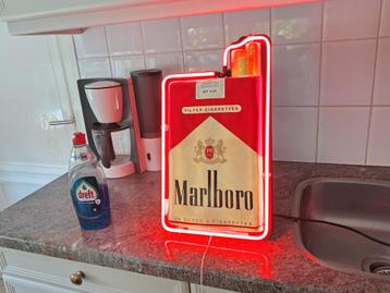 Oude zeldzame Marlboro Neon in nette en  werkende staat. beschikbaar voor biedingen