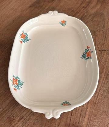 Mooie serveerschaal van aardewerk beschikbaar voor biedingen