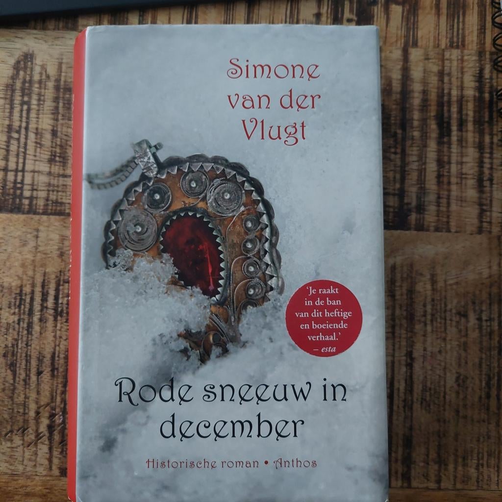 Rode sneeuw in december - Simone van der Vlugt, Boeken, Ophalen of Verzenden, Gelezen, Simone van der Vlugt