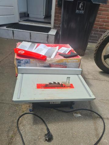 Cirkelzaagmachine,zaagtafel beschikbaar voor biedingen