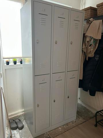 Grijze 6-locker kast in zeer goede staat! beschikbaar voor biedingen