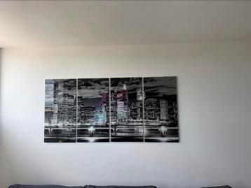 Modern schilderij Skyline op 4 panelen zwart/wit/kleuraccent beschikbaar voor biedingen