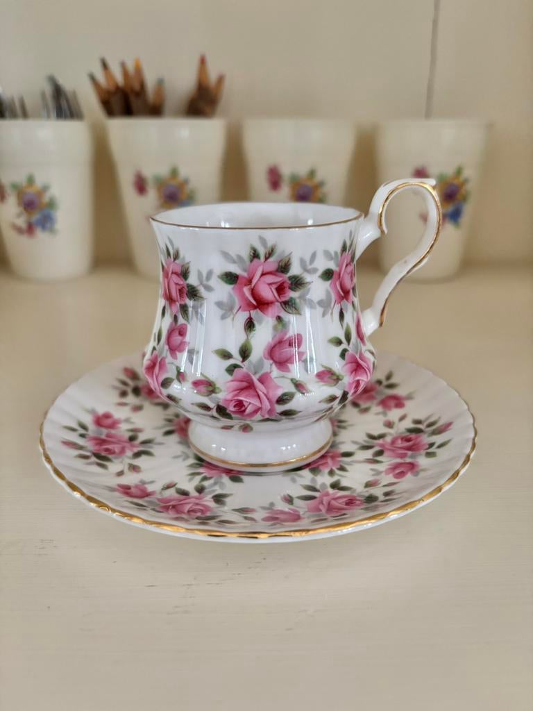 Kop en schotel roze roosjes Royal Windsor, Antiek en Kunst, Antiek | Servies los, Ophalen of Verzenden
