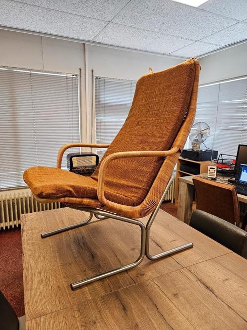 Vintage fauteuil ontworpen door Dirk van Sliedrecht, Huis en Inrichting, Fauteuils, Gebruikt, Metaal, Riet of Rotan, 50 tot 75 cm