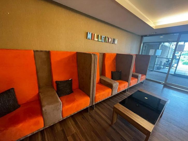 Akoestische bank oranje met hoge rug, Huis en Inrichting, Banken | Bankstellen, Zo goed als nieuw, Rechte bank, Tweepersoons, 150 tot 200 cm