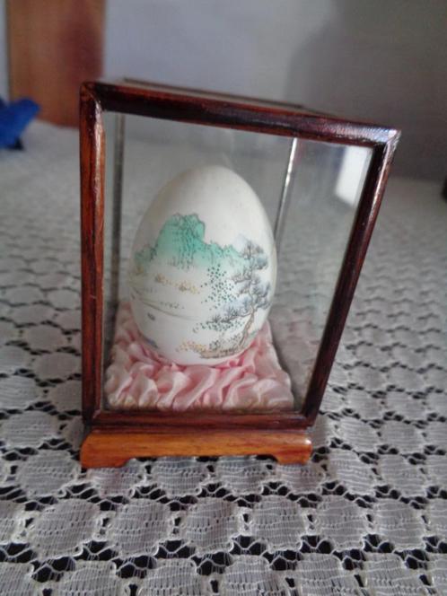 hand geschilderd ei met japanse bloesem in vitrine, Antiek en Kunst, Antiek | Woonaccessoires, Ophalen of Verzenden