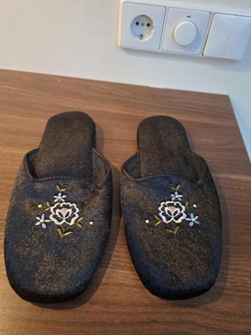 zwarte textiel pantoffels beschikbaar voor biedingen