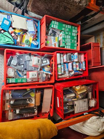 18 Bakken vol met bouwmarkt spullen - Alles in één koop! beschikbaar voor biedingen