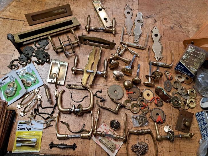 Ruim 90 vintage messing deurkrukken handgrepen brievenbussen, Doe-het-zelf en Verbouw, IJzerwaren en Bevestigingsmiddelen, Gebruikt