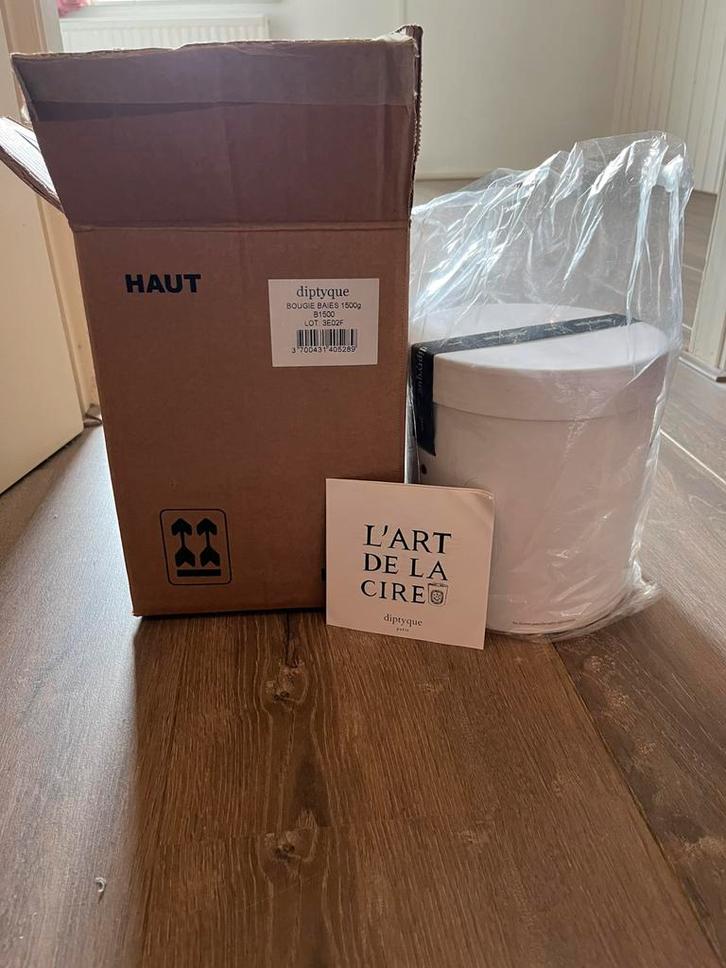 Diptyque kaars 1500 gram, Huis en Inrichting, Woonaccessoires | Kandelaars en Kaarsen, Zo goed als nieuw, Kaars, Minder dan 25 cm