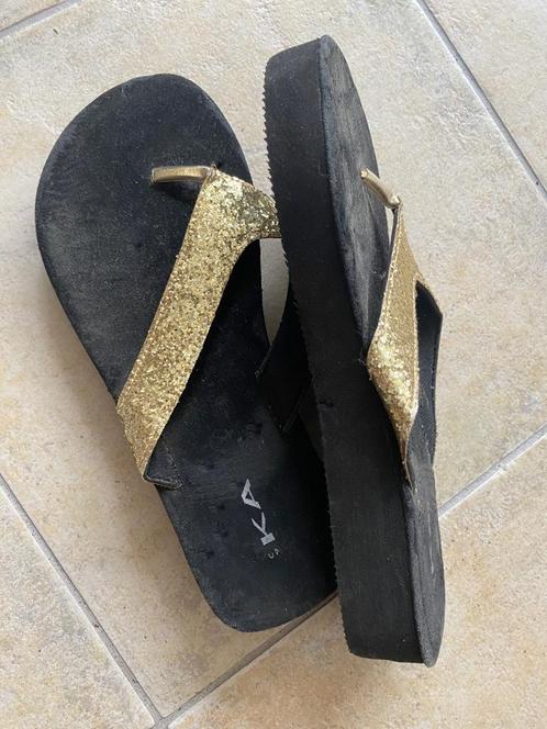DAMES slippers met dikke zool, goud / zwart, mt 40, merk KA, Kleding | Dames, Schoenen, Zo goed als nieuw, Slippers, Zwart, Ophalen of Verzenden