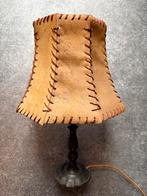 Tafellamp van varkensleer met een koperen poot, Ophalen of Verzenden, Gebruikt, Overige materialen, Vintage