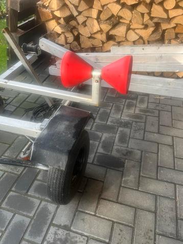 Kleine boot trailer voor evt Zodiac beschikbaar voor biedingen