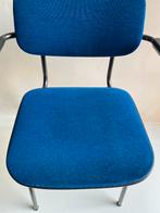 Gispen stoel 1235 in blauw met armleggers, Huis en Inrichting, Stoelen, Gebruikt, Blauw, Ophalen of Verzenden, Stof