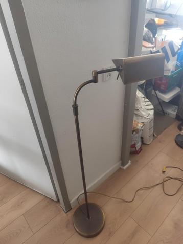 staande antieke lamp met verstelbare arm, verstelbare hoogte beschikbaar voor biedingen