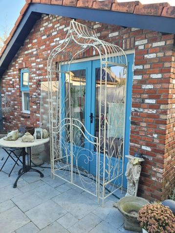 Nieuwe metalen pergola met poortje beschikbaar voor biedingen