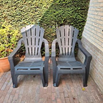 Twee kunststof stapelbare bearchairs in perfecte staat! beschikbaar voor biedingen
