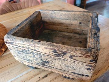 Zeer oude kist  beschikbaar voor biedingen