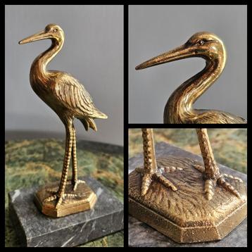 Vintage geel koperen sculptuur van een ooievaar op marmer  beschikbaar voor biedingen