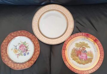 Oude servet, tart, sier borden.

 beschikbaar voor biedingen