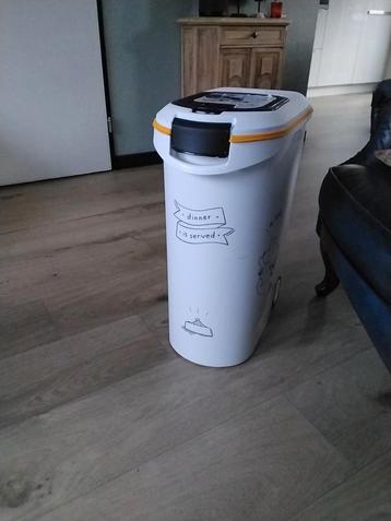 Curver hondenvoer container voor 20kg beschikbaar voor biedingen
