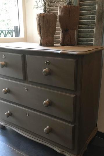 Brocante wandkast ladekast commode landelijk sober sleets beschikbaar voor biedingen