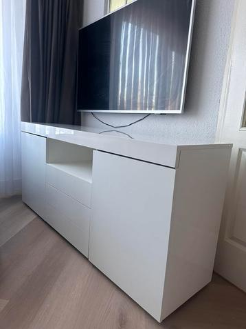 Moderne hoogglans witte tv kast met ruime opbergruimte