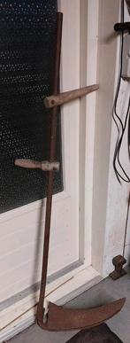 Een oude zeis als decoratie., Ophalen of Verzenden