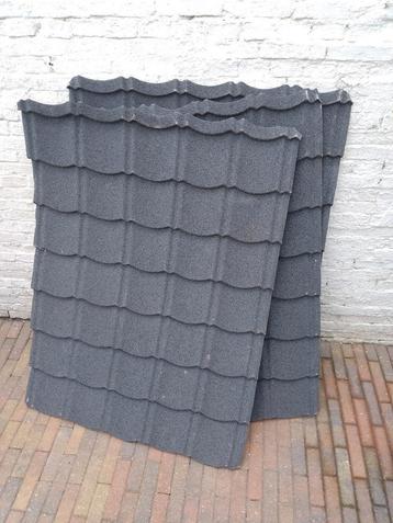 Te koop aangeboden 3 antraciet kleurige dak golfplaten beschikbaar voor biedingen