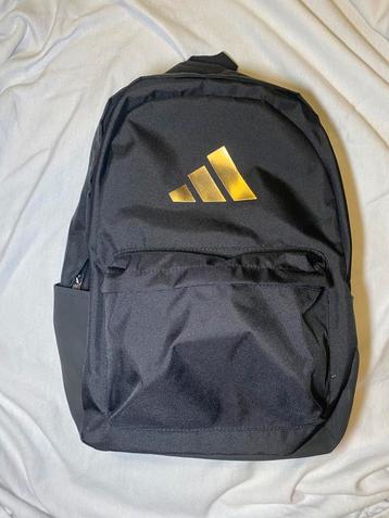 Zwarte Adidas rugzak met goud logo beschikbaar voor biedingen