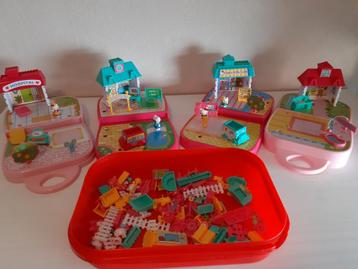 4 Hello Kitty koffertjes met inhoud. Elk met eigen thema beschikbaar voor biedingen