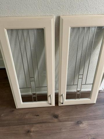 2 keukendeurtjes met glas in lood beschikbaar voor biedingen