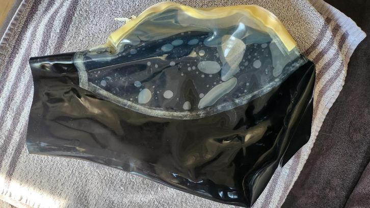 Zwart latex masker met een transparant vizier., Hobby en Vrije tijd, Feestartikelen, Nieuw, Halloween of Griezel, Ophalen of Verzenden