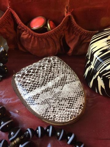Vintage poederdoosje, poeder etui, slangen print, jaren 60 beschikbaar voor biedingen