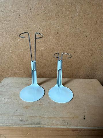 2x poppenstandaard standaard pop - uitschuifbaar tot 9cm beschikbaar voor biedingen