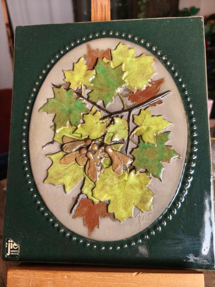 JIE Gantofta wandtegel  “Lönn / Acer Platanoides”  model 748, Antiek en Kunst, Antiek | Wandborden en Tegels, Ophalen of Verzenden