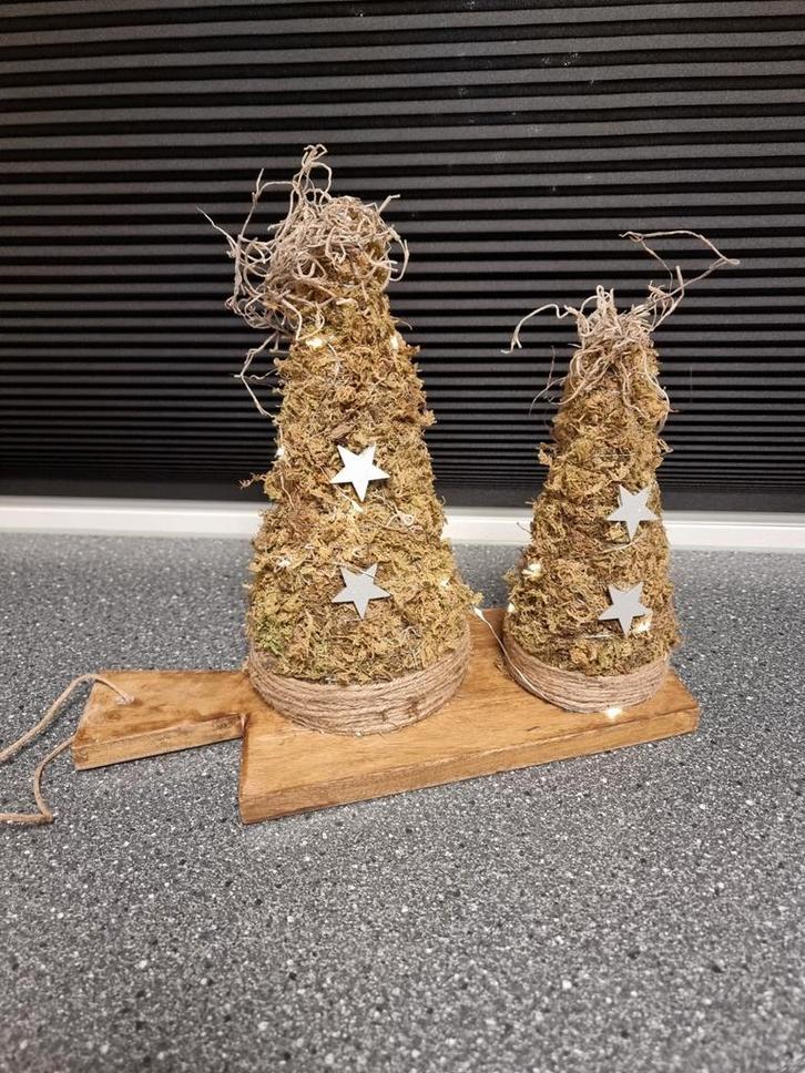 2 mosboompjes/piramides op mangohouten plank, Diversen, Kerst, Nieuw, Ophalen of Verzenden